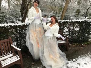 De Meisjes van het Compliment tijdens kerstborrel of een nieuwjaarsbijeenkomst