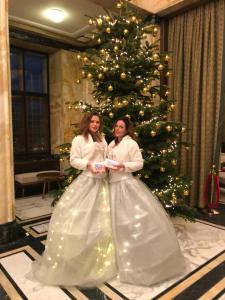 De Meisjes van het Compliment tijdens kerstborrel of een nieuwjaarsbijeenkomst