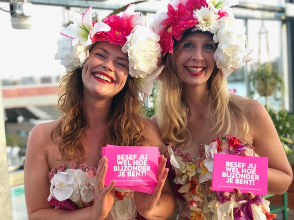 De Meisjes van het Compliment in zomerse bloemen kostuum